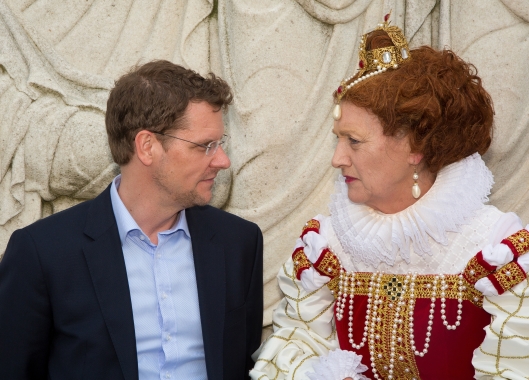 Folger Director Michael Witmore and Queen Elizabeth at the 2015 Shakespeare Birthday Celebrations. Photo by Jeff Malet. 